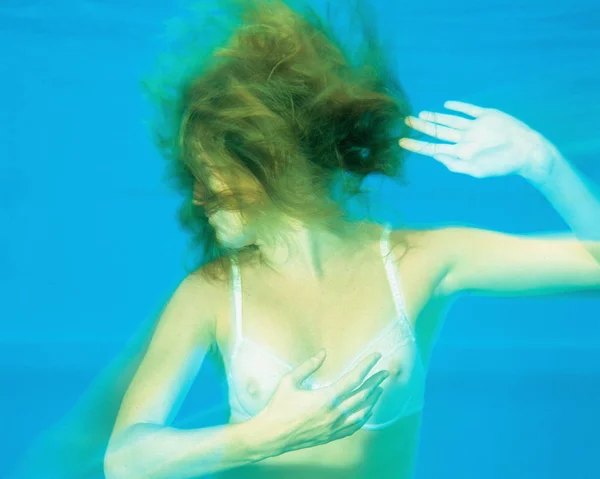 Chica Nadando Bajo Agua —  Fotos de Stock