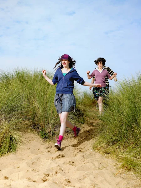Adolescentes Corriendo Cuesta Abajo Playa — Foto de Stock