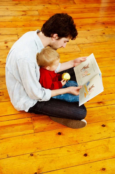 Vader Zoon Samen Lezen — Stockfoto