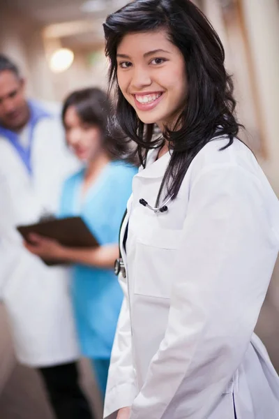 Doctora Sonriendo Hospital — Foto de Stock