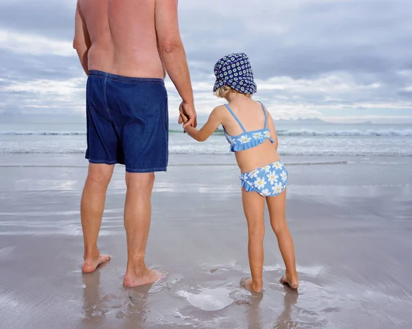 Rückansicht Eines Älteren Mannes Mit Enkelin Der Hand Sandstrand — Stockfoto