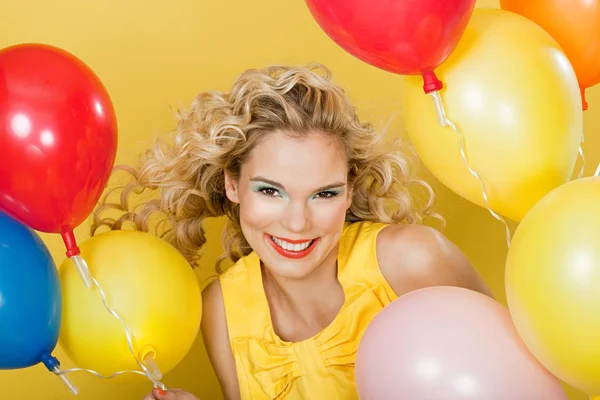 Mujer Rubia Joven Con Globos Sobre Fondo Amarillo — Foto de Stock