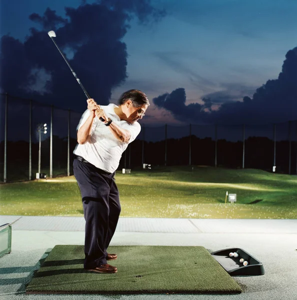 Člověk Cvičí Driving Range — Stock fotografie