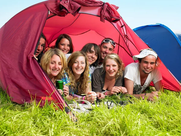 Gruppo Persone Sdraiate Tenda — Foto Stock