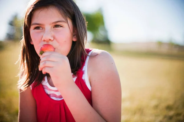 Chica Joven Comiendo Fresa —  Fotos de Stock