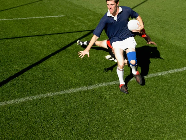 Männer Spielen Rugby Auf Dem Feld — Stockfoto