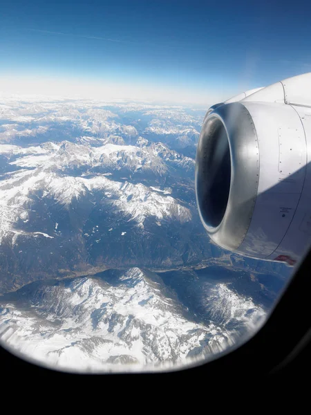 Blick durch das Flugzeugfenster in die Berge — Stockfoto