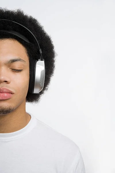 Ένας Νεαρός Άνδρας Που Ακούτε Μουσική — Φωτογραφία Αρχείου