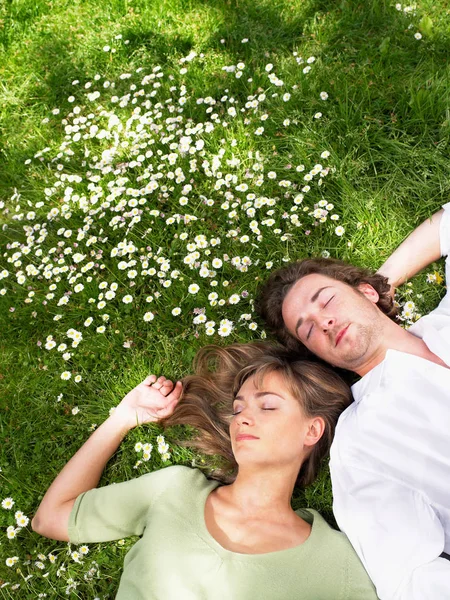 Couple Sleeping Grass — Stock Photo, Image