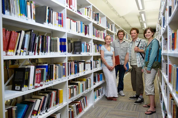 Quatro Jovens Estudantes Uma Biblioteca — Fotografia de Stock