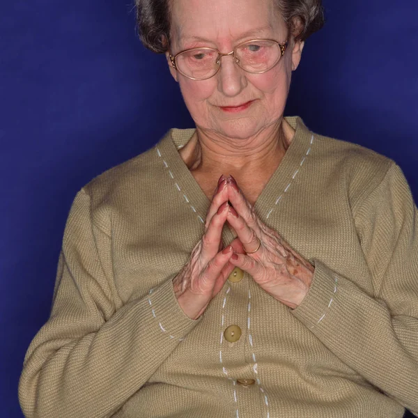 Pensativo Senior Woman Estúdio — Fotografia de Stock