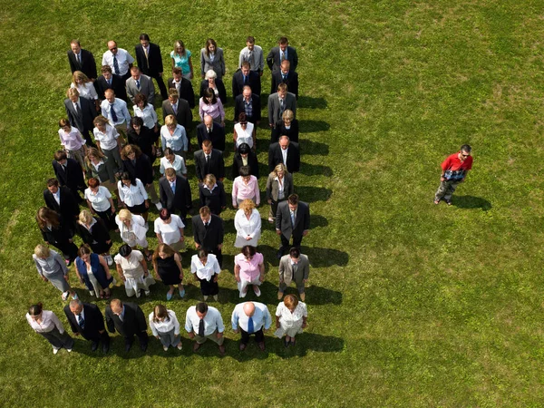 Man Die Uit Van Menigte — Stockfoto