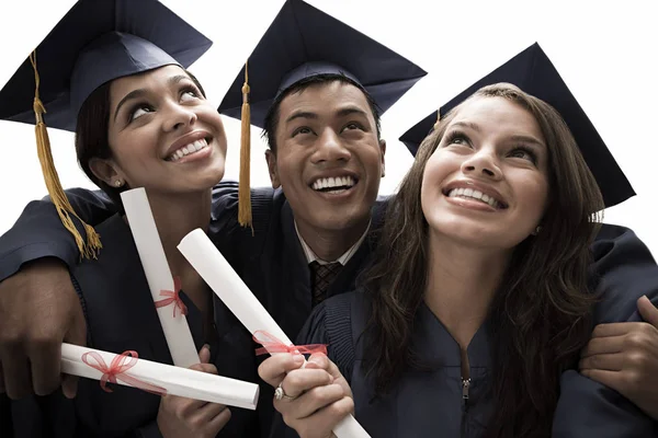 Amis Diplômés Isolés Sur Fond Blanc — Photo