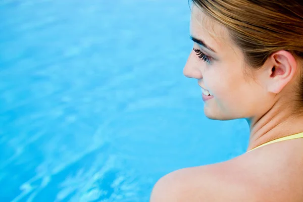 Portrait Une Jeune Femme Près Une Piscine Vue Sur Une — Photo