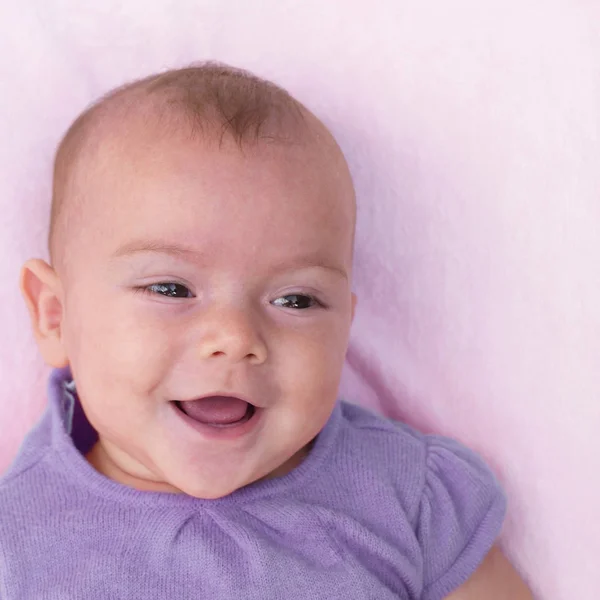 Bebek Kız Gülümseyen Portresi — Stok fotoğraf