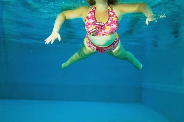 Une Femme Danse Sous Eau — Photo