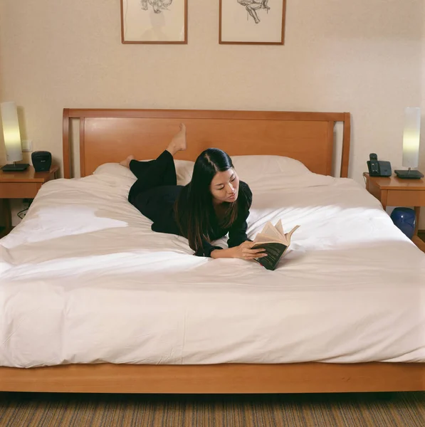 Woman Reading Bed — Stock Photo, Image