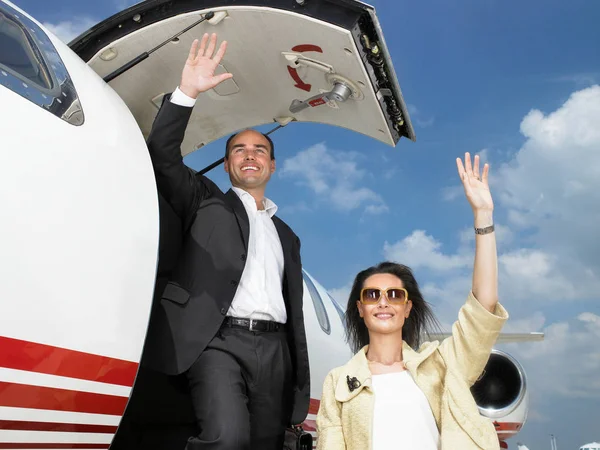 Pareja Saliendo Jet Privado Mientras Ondea — Foto de Stock