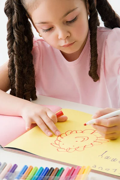 学校で描いている女の子 — ストック写真