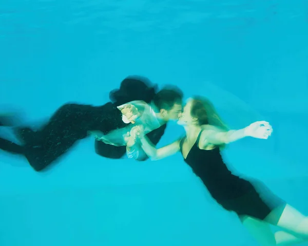 Casal Beijando Uma Piscina — Fotografia de Stock