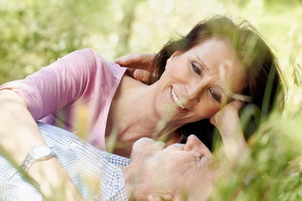 Uzun Otların Içinde Romantik Yaşlı Çift — Stok fotoğraf