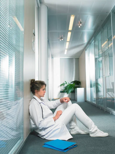 Female Doctor Sitting Floor — Stock Photo, Image