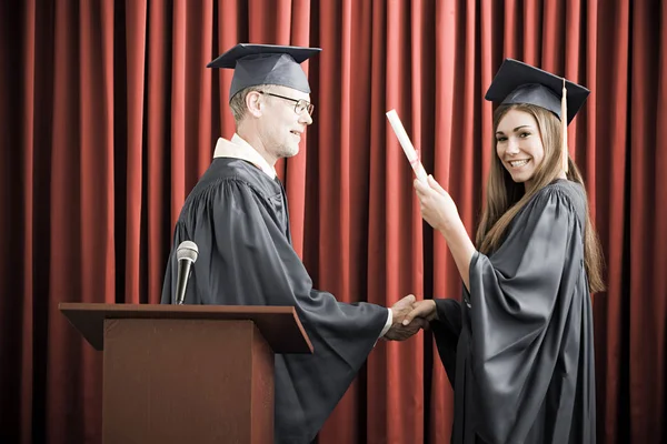 Meisje Afstuderen Voor Rood Gordijn — Stockfoto