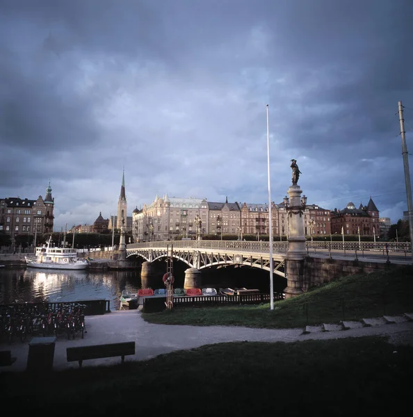 Alte Brücke und Kanal in Stockholm — Stockfoto