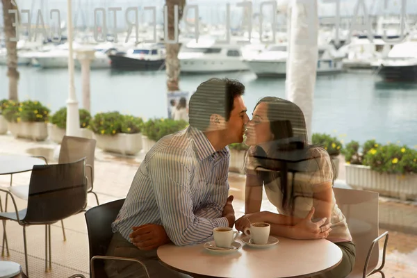 Couple Étant Affectueux Dans Café Confortable — Photo