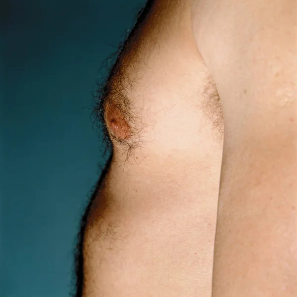 男性胸毛と乳首の色の背景上に分離の側面図 — ストック写真