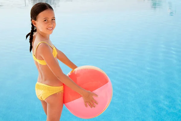 Fillette Avec Balle Plage Près Piscine Portrait — Photo