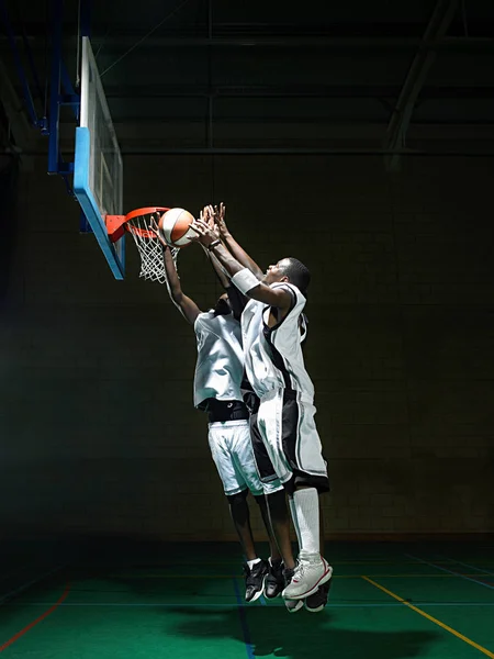 Jogadores Basquetebol Por Arco Conceito Desporto Ativo — Fotografia de Stock