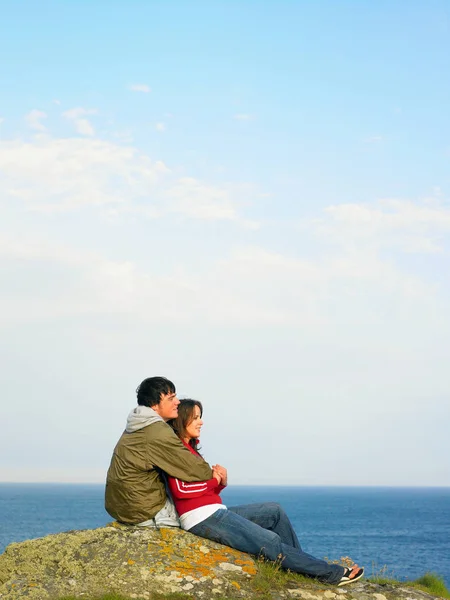 坐在悬崖上的一对夫妇 — 图库照片