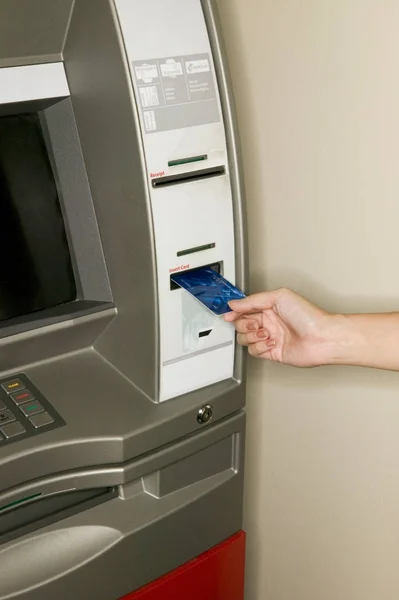 Rajattu Kuva Nainen Käyttää Pankkiautomaattia — kuvapankkivalokuva