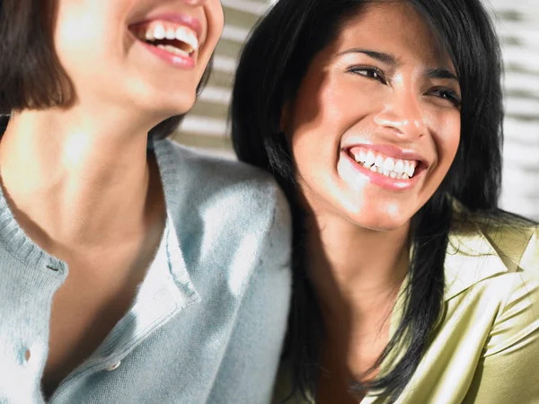 Close Duas Mulheres Rindo — Fotografia de Stock