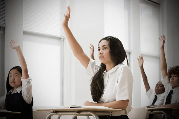 Estudiantes Escuela Con Las Manos Levantadas — Foto de Stock