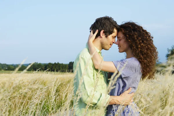 Couple Wheat Field — Stock Photo, Image