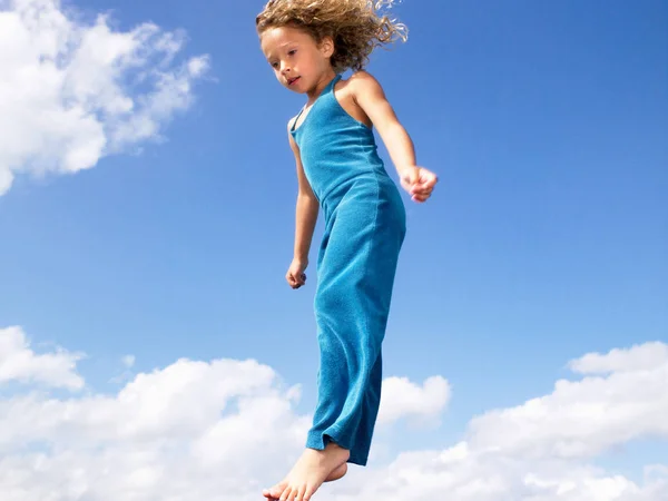 Молодая Девушка Прыгает Воздух — стоковое фото