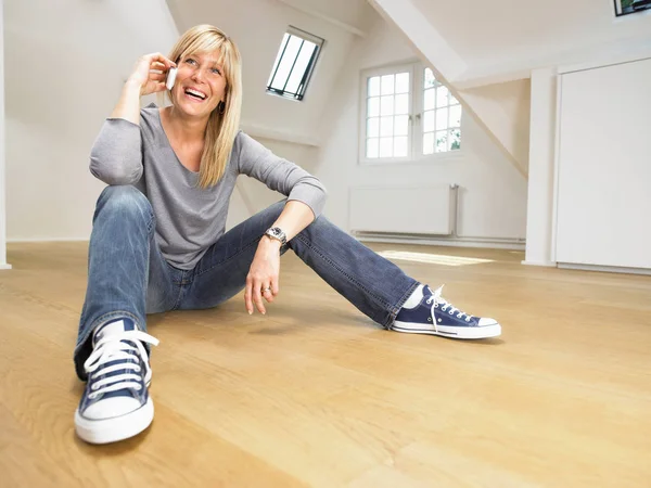 Glückliche Frau Auf Holzboden Sitzend — Stockfoto