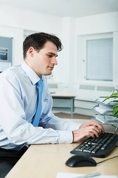 Trabalhador Escritório Usando Computador — Fotografia de Stock