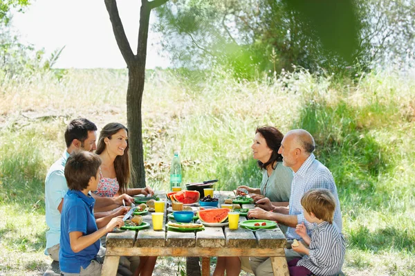 Posiłek Rodzinny Stole Zewnętrznym — Zdjęcie stockowe