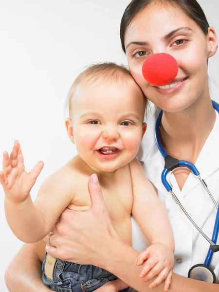 Médico Portando Bebé Niño —  Fotos de Stock