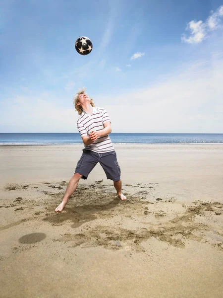 Plaj Futbol Ile Genç Adam — Stok fotoğraf