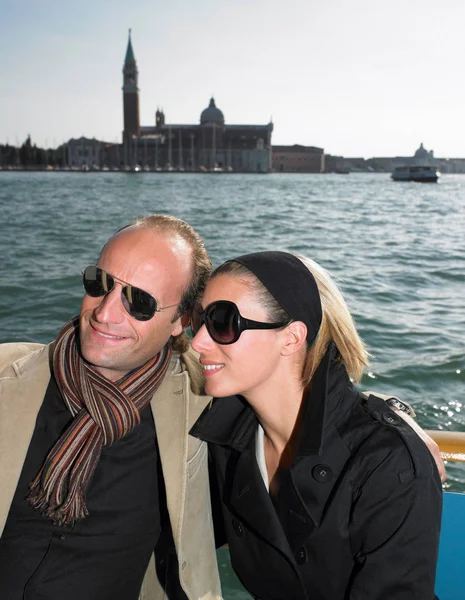 在威尼斯的水闸上的夫妇 意大利 — 图库照片