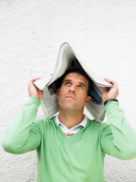 Hombre Cubriendo Cabeza Con Periódico — Foto de Stock