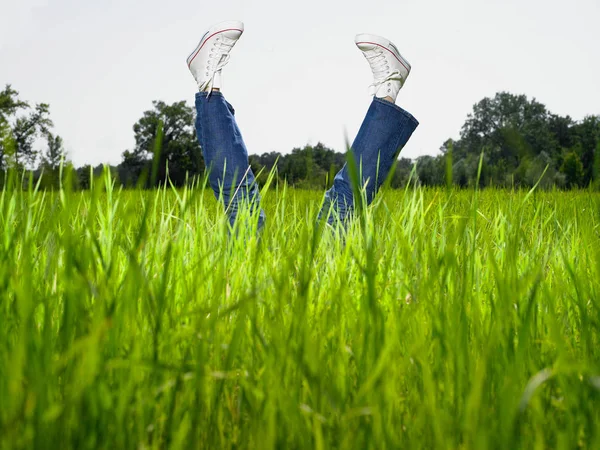 Cropped Shot Legs Woman Pointing Sky Grassy Field — Stock Photo, Image