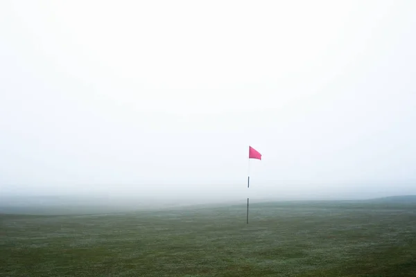 Sisin içinde golf sahası üzerinde bayrak — Stok fotoğraf