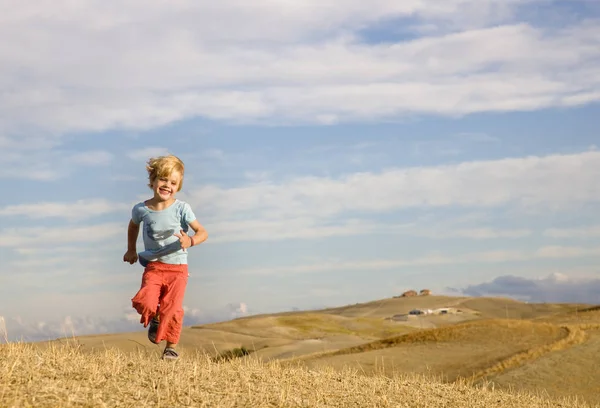 Giovane Ragazzo Caucasico Che Corre Attraverso Campo — Foto Stock