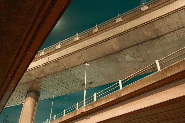 Przechyl Widok Ruchu Most Nad Niebieski Niebo — Zdjęcie stockowe