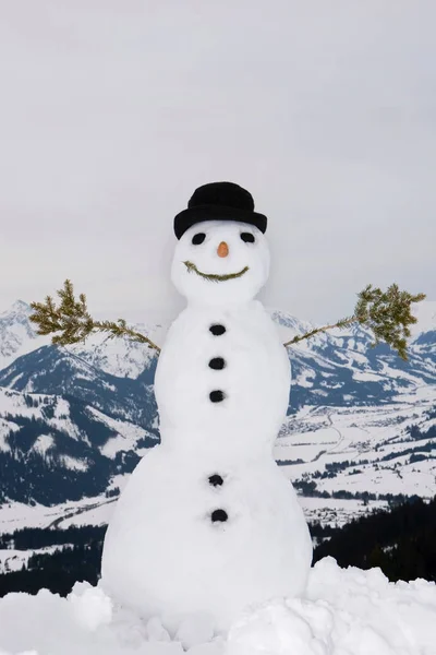 Muñeco de nieve con paisaje invierno —  Fotos de Stock